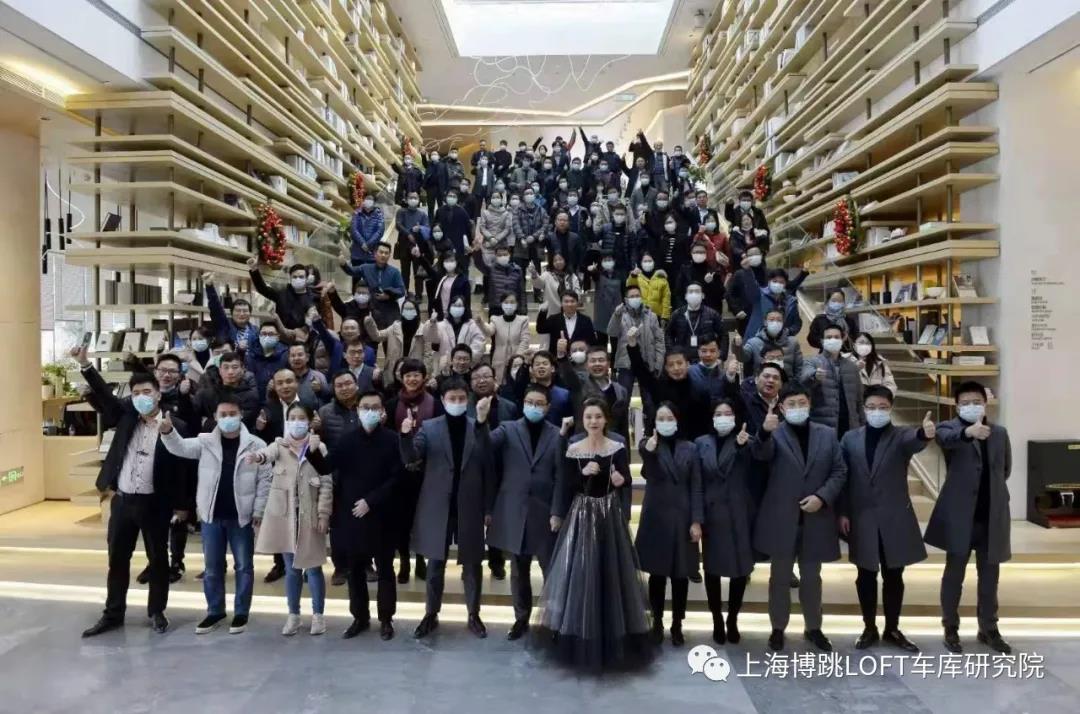 白山全国一百多人在华侨城汉口道6号参观研讨LOFT专利车库技术！